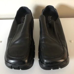NEVER WORN sketchers black leather clogs